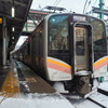 上越線のE129系普通列車。2020年1月1日、上越線水上駅。