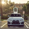 米国の急速充電ネットワークの「エレクトリファイ・アメリカ」で充電を行うBMW i4