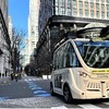 丸の内仲通りを走行する自動運転モビリティの様子（準備走行時）