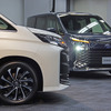 トヨタ・ノア新型（向かって左）/ヴォクシー新型
