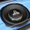 サブウファーには薄型構造が特徴のJLオーディオのTW3シリーズをチョイス。ラゲッジのトップ面を彩っている。