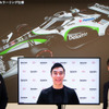 画面の佐藤琢磨を挟み、右がデロイト トーマツ コンサルティングの佐瀬真人社長。左はデロイト デジタル ジャパンリードの宮下剛氏。