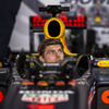 今年、フェルスタッペンは#1で戦う（写真は1月の氷上デモ走行時、レッドブルの古いF1マシンに乗ったとき）。
