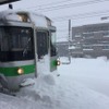 2月6日、千歳線平和駅で前へ進めなくなった721系の苫小牧行き普通列車。