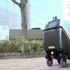 未来の宅配サービスを実感？ 自動走行ロボットが料理を届ける…東京西新宿で実証実験