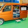 展示車はアルミホイールを装着したモデル。