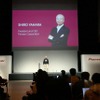 「NP1」の発表会の席上で、NP1事業について説明する矢原社長