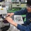 ゴムや金属部品に対して行なう強度試験の様子。