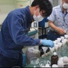 モーター部品に使われる潤滑剤の成分を分析している様子。全般検査で行なわれていた潤滑剤交換は新たな検査周期では台車検査でも実施される。
