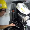 台車軸受の劣化状態を分析する作業。