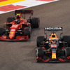 2021年アブダビGPでのフェラーリSF21（左）とレッドブルRB16B