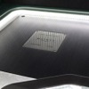 ラゲッジ奥にはブラックスのMX4PROを左右に2台インストール。パネルの周囲には間接照明を施してショーアップしている。