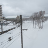 線路がまったく見えなくなった函館本線小樽駅の札幌方。暴風雪は依然続いており、2月22日も小樽駅からの札幌方面は始発から運休となる。2022年2月21日。