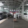 武雄温泉駅での対面乗換えのイメージ。写真は2011年まで新八代駅で行なわれていた800系『つばめ』と787系『リレーつばめ』のもの。