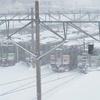 前回の大雪では途中駅に滞留した車両が除雪を妨げる原因となったが、今回は可能な限り留置線に滞留させる措置が採られている。2022年2月22日、函館本線小樽駅。
