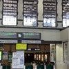 終日運休を伝える小樽駅の改札口。その上を除雪機械が通過していく。2022年2月22日、函館本線小樽駅。