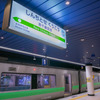 新千歳空港駅で発車を待つ快速「エアポート」。2021年10月3日。