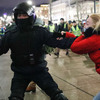 サンクトペテルブルクでの反戦デモを取り締まる警察官（2月24日）