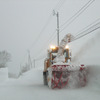 雪国では除雪車とよくすれ違う。道を最低限走れるように整備するだけでも大変なことだ。