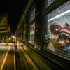 ウクライナ市民を乗せてポーセンドに到着した列車。パスポートコントロールをまつ親子（2月27日）。