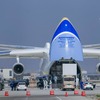 中国からポーランド向けの新型コロナウイルス感染症対策の装備を積み込むAn-225“ムリア”（2020年8月13日、天津、浜海空港）