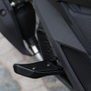 オフロードバイクのアンダーガードをイメージさせる外観が特徴のフットボード