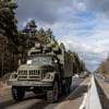 ウクライナ東部を移動するウクライナ軍車両