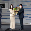 日産プリンス千葉販売株式会社の取締役専務執行役員 豊永氏が花束を贈呈。
