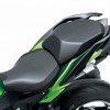 足つき性を確保しつつ、形状をワイド化、発砲密度を変更し快適性を高めたフロントシート
