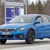 プジョー308SWをベースにした 新型クーペSUV 開発車両（スクープ写真）