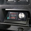 フタ付きのポケット部分にARCオーディオの操作部をビルトイン取り付けしている。運転席からも操作しやすい位置を選んだ。