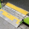 乗降ドア下には折畳み式の渡り板が設けられている。