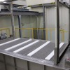 バッテリ分解室の作業台。この台が下降して水槽にバッテリーをひたす