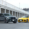 ジャガー F-PACE SVR（左）とF-TYPE R（右）