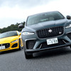 ジャガー F-PACE SVR（右）とF-TYPE R（左）