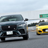 ジャガー F-PACE SVR（左）とF-TYPE R（右）