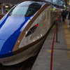 東北方面へは上越新幹線で新潟へ、新潟から羽越本線に乗り換えるルートが機能している。写真は上越新幹線のE7系。