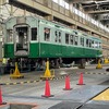 名谷車両基地の車両工場で検査中の2000形中間車。