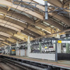 現在の新潟駅在来4番線（左）と在来5番線（右）。5番線の右手は新幹線ホーム。左の115系は3月のダイヤ改正で引退している。2020年1月1日。