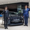 GT-Rを前に技能五輪への挑戦と入社後の抱負を語るツ津村康史郎さん（右）と山下大空さん