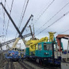 電柱の復旧作業。