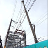 脱線車両の復旧作業。
