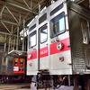 側面のコルゲートが特徴的な8500系。先頭車は地下線での故障時押上げを考慮して電動車となった。