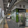 JR東日本が示した今後のバリアフリー整備費用約4200億円のうち、エレベーターやスロープ、トイレの整備には100億円程度が見込まれている。2022～2035年度にはエレベーターが43駅分、スロープが4駅分整備されるが、このうちエレベーター12駅分、スロープ3駅分を運賃転嫁分で賄う。