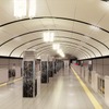「アーチ構造の象徴」をコンセプトとした御堂筋線淀屋橋駅のリニューアルデザイン。大阪の政治や経済を支えてきた淀屋橋の伝統と格式を、重厚感のある石材やモノトーン基調で表現。