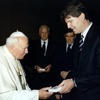 ローマ教皇ヨハネ・パオロII世とロビンソン（1999年）