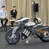 トークショーに自立走行しながら登場した『MOTOROiD』