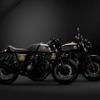 ロイヤルエンフィールド・INT650（手前）/コンチネンタルGT650（奥）120周年アニバーサリーエディション