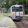 鳥取県内の那岐駅に停車中の因美線普通列車。同駅を含む東津山～智頭間は輸送密度/日が100人台となっている。