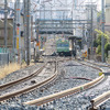 城陽駅（京都府城陽市）付近の複線化工事の様子。正面の車両は3月のダイヤ改正で定期運用から退いた103系通勤型電車。